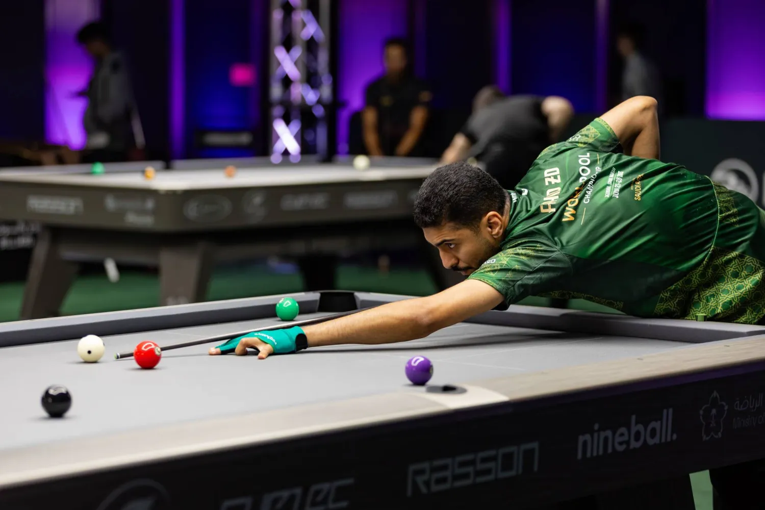 السعودي الضعيان خلال مواجهته زميله الغامدي (الشرق الأوسط)