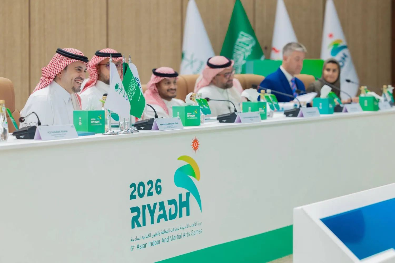 الأمير فهد بن جلوي خلال الإجتماع (الشرق الأوسط)