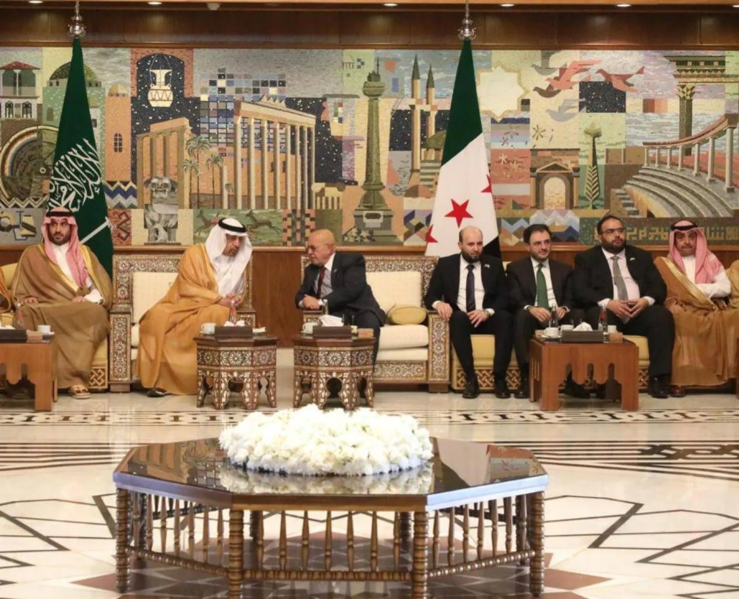 صورة جماعية بين المسؤولين السعوديين والسوريين في دمشق (واس)