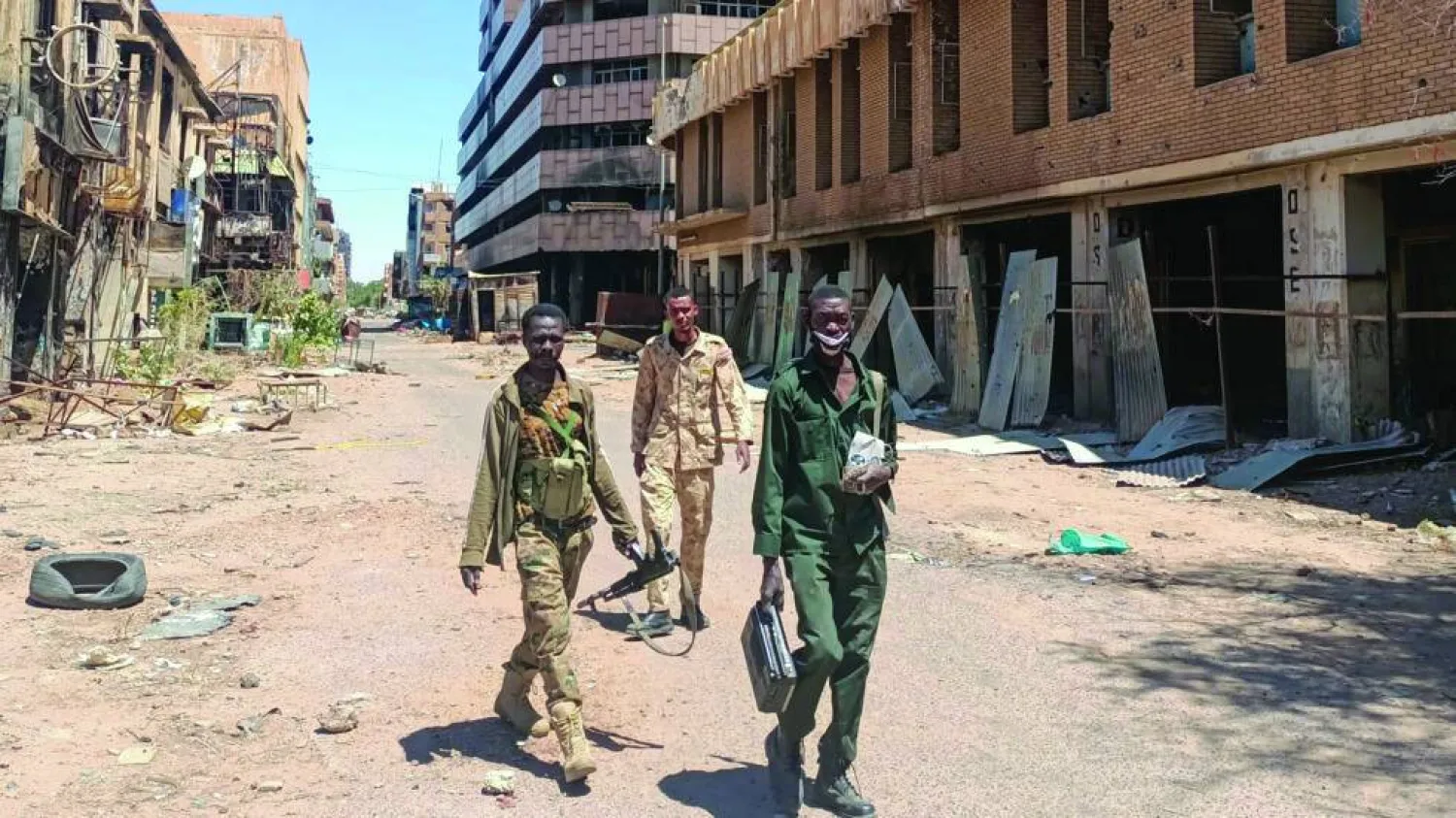 
أفراد من الجيش السوداني في الخرطوم (أ.ف.ب)