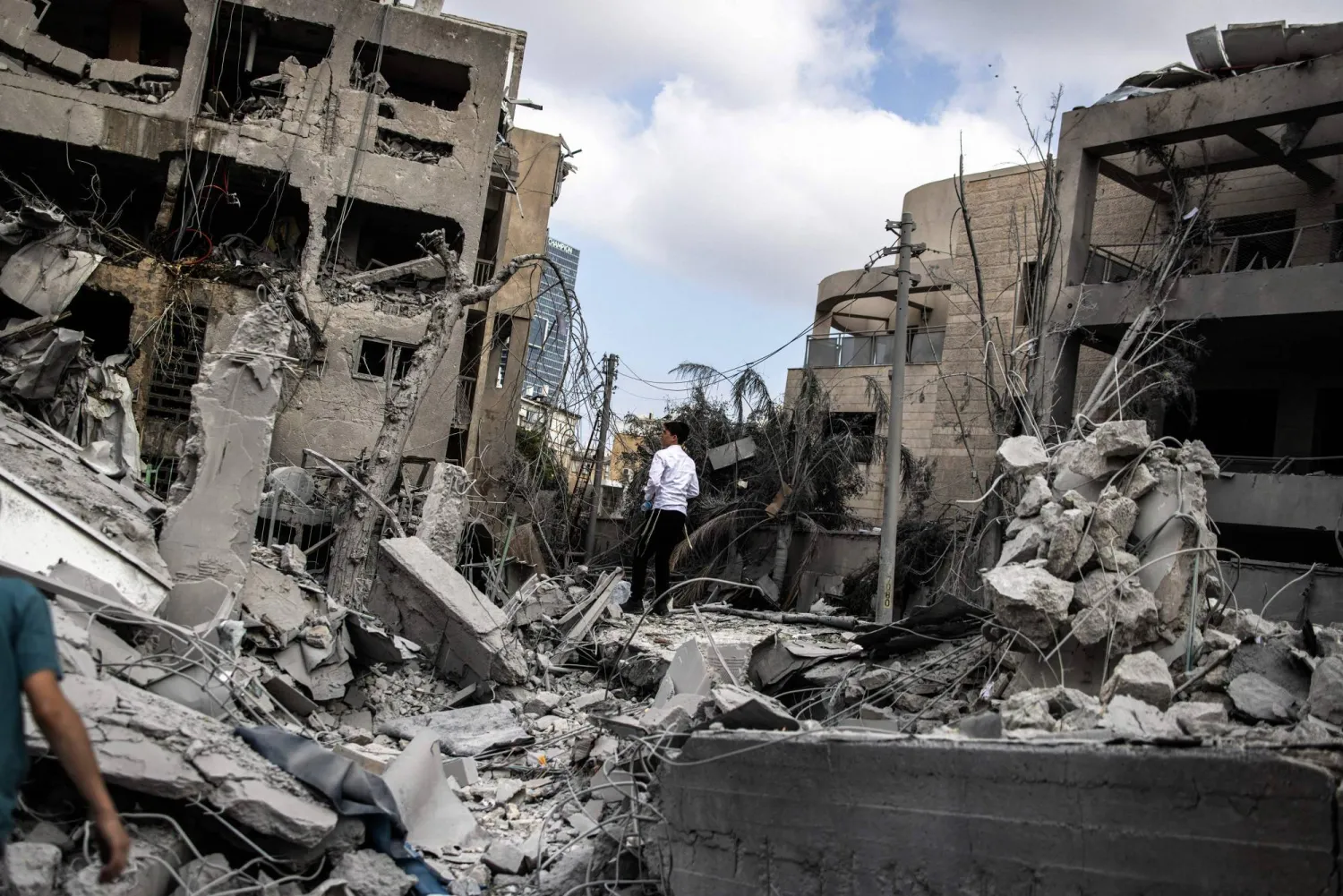 آثار الدمار إثر قصف صاروخي إيراني في بني براك شرق تل أبيب (أرشيفية - أ.ف.ب)