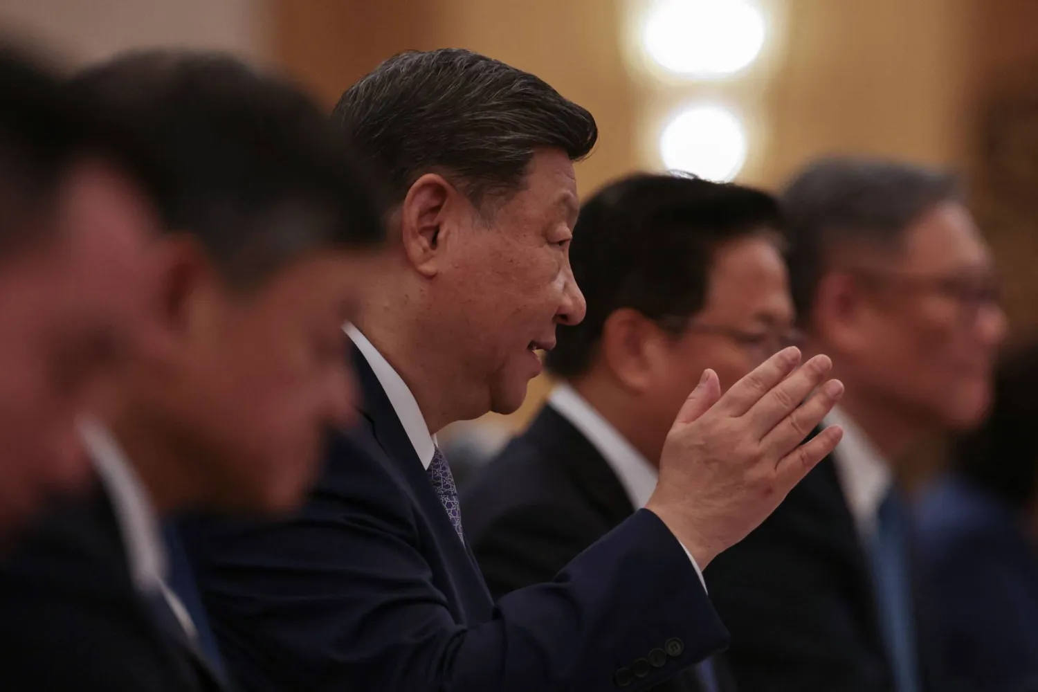 الرئيس الصيني شي جينبينغ يتحدث خلال الكلمة الافتتاحية للقمة الخامسة والعشرين بين الاتحاد الأوروبي والصين (أ.ف.ب)