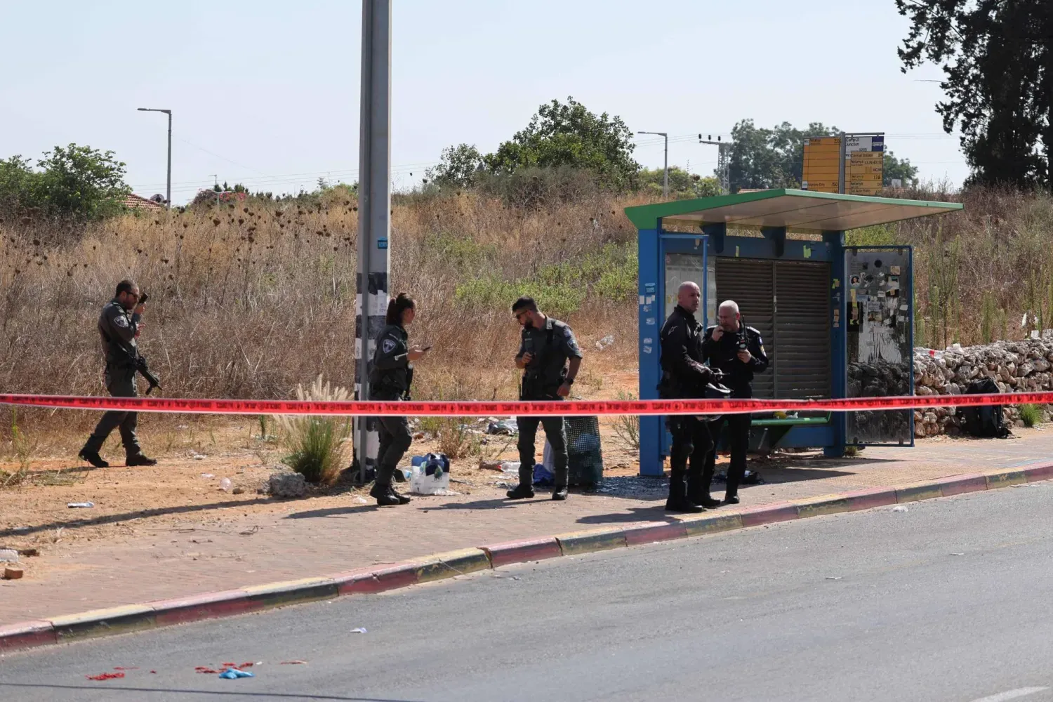İsrail polisi bugün İsrail'in merkezindeki Kfar Yona yerleşiminde araçla çarpma olayının gerçekleştiği bölgeyi güvenlik çemberine aldı. (AFP)