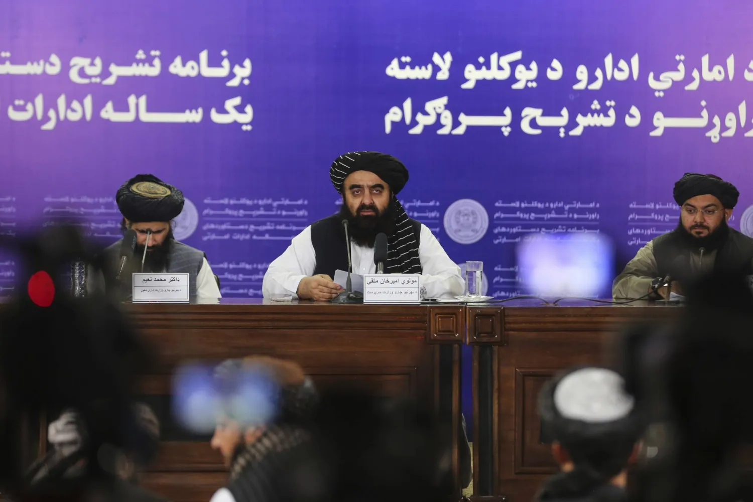 وزير الخارجية الأفغاني بالإنابة أمير خان متقي يتحدث إلى وسائل الإعلام بشأن الجهود الأخيرة لتحرير زوجين بريطانيين من أحد السجون الأفغانية... خلال مؤتمر صحافي في كابل يوم الأربعاء 23 يوليو 2025 (أ.ب)