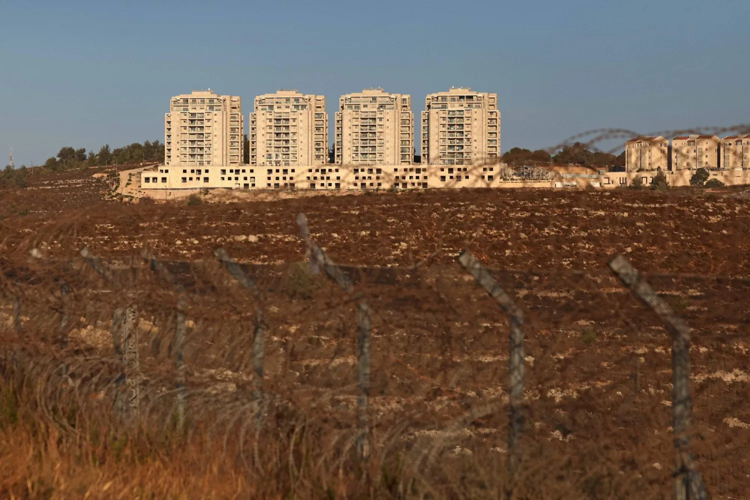 مبانٍ شُيّدت حديثاً في مستوطنة جفعات زئيف الإسرائيلية غرب مدينة رام الله في الضفة (أ.ف.ب)