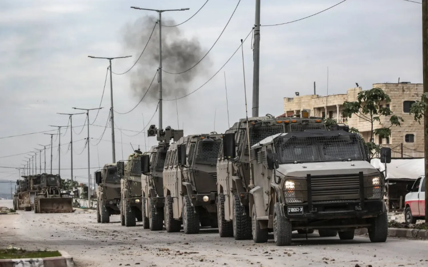 آليات إسرائيلية في مخيم جنين بالضفة الغربية (د.ب.أ)