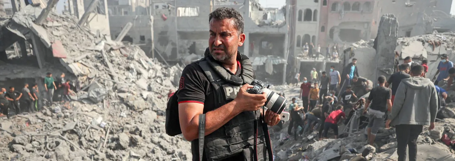 التقط المصور الفلسطيني محمود الهمص المقيم في غزة لـ«وكالة الصحافة الفرنسية» صوراً للمباني المدمرة جراء القصف الإسرائيلي على مخيم البريج للاجئين وسط قطاع غزة 2 نوفمبر 2023 مع استمرار المعارك بين إسرائيل و«حركة حماس» الفلسطينية (أرشيفية - أ.ف.ب)

