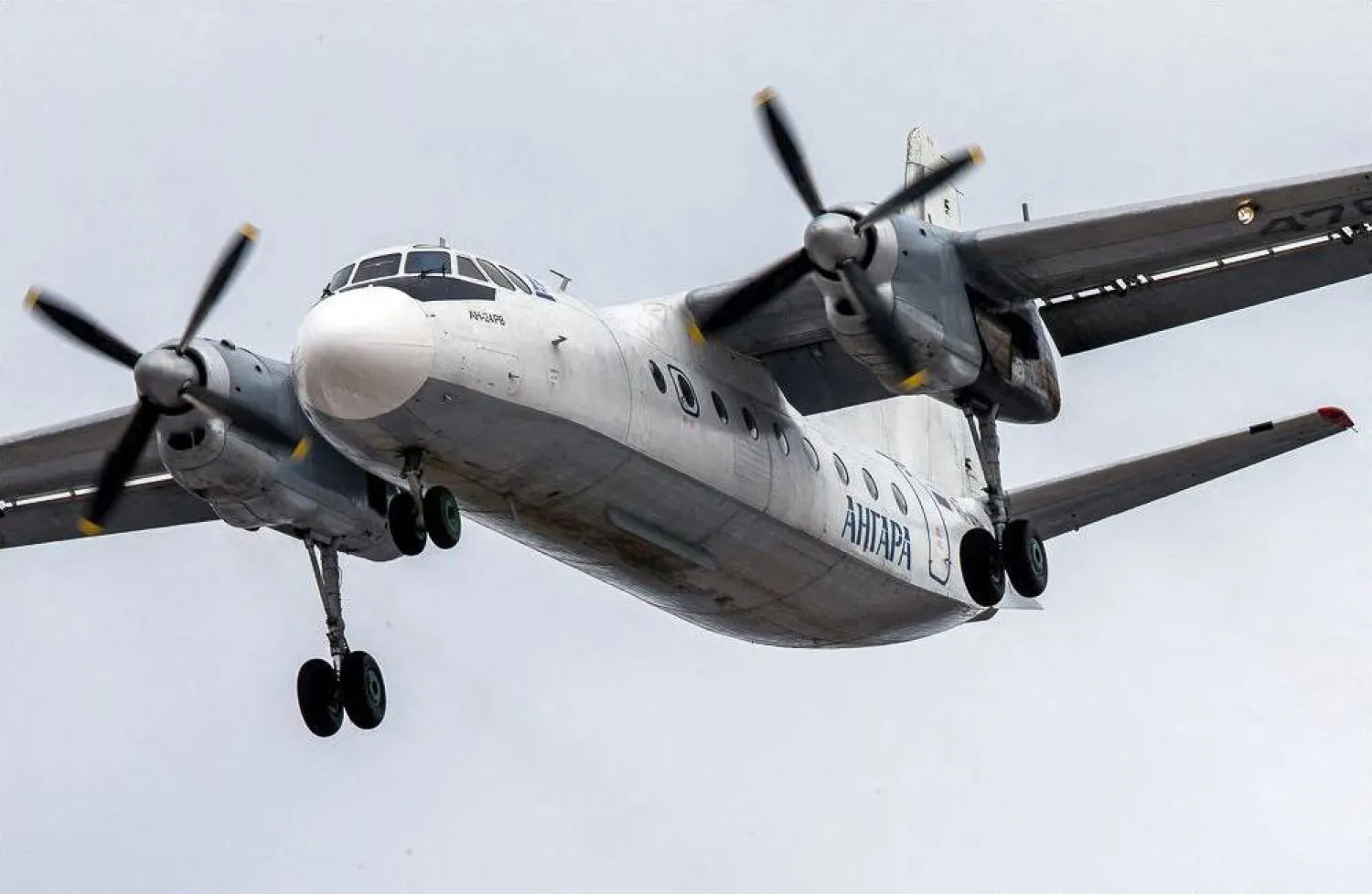 طائرة من طراز «An-24» تهبط في مطار إيركوتسك بروسيا (رويترز)