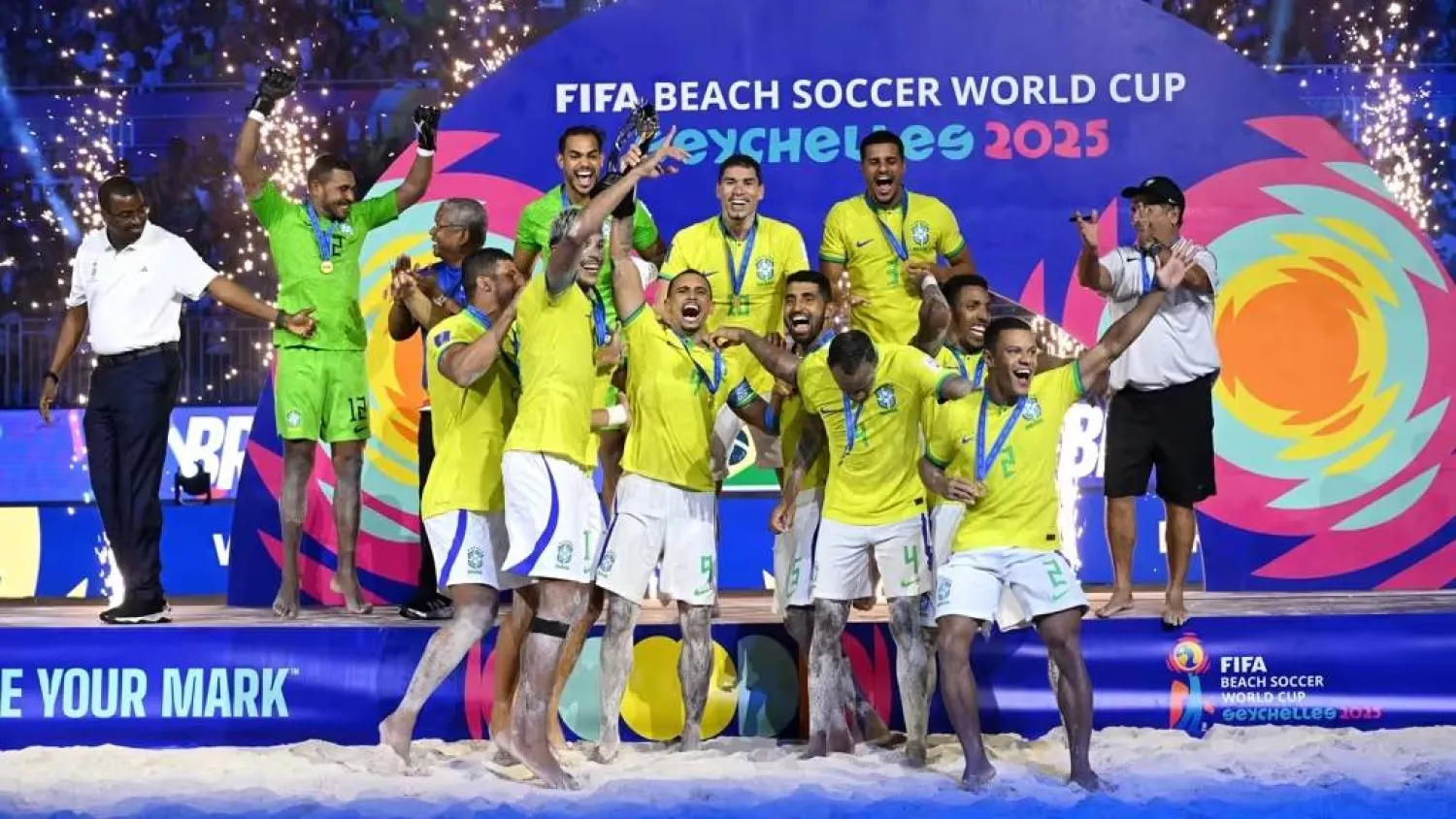 منتخب البرازيل خلال تتويجه بلقب كأس العالم للكرة الشاطئية (فيفا)