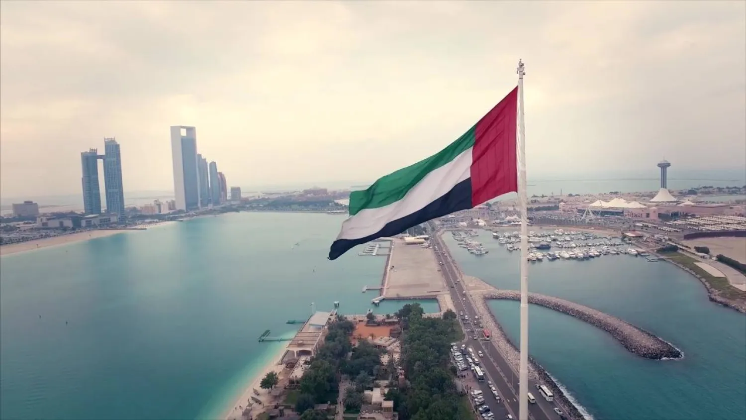 علم الإمارات في العاصمة أبوظبي (الشرق الأوسط)
