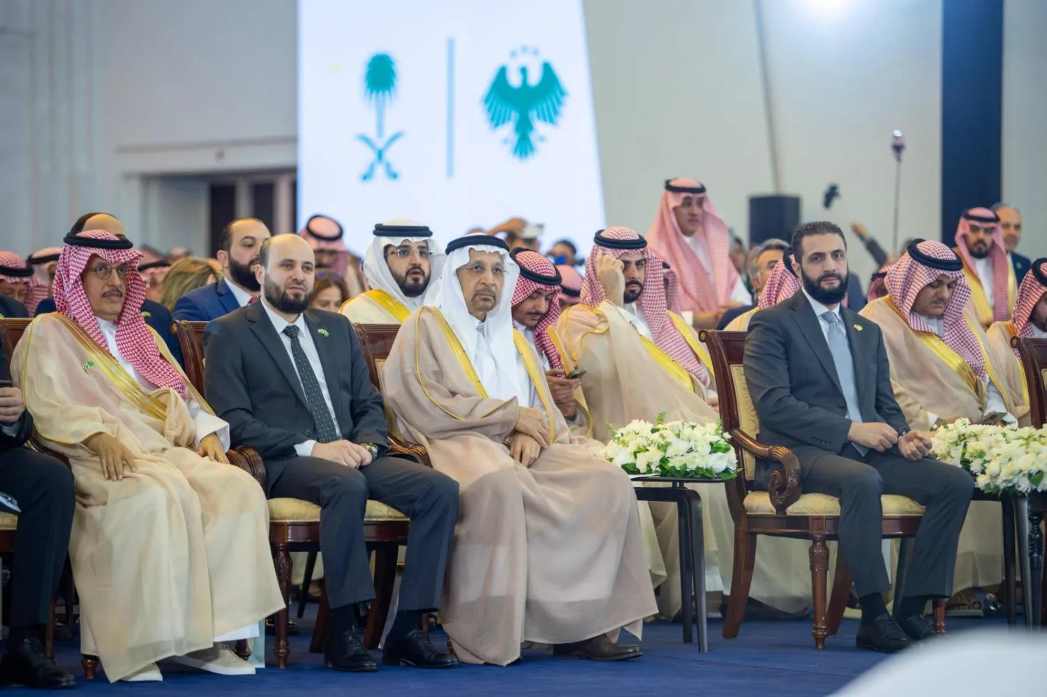 الرئيس السوري أحمد الشرع بجانب وزير الاستثمار المهندس خالد الفالح خلال «منتدى الاستثمار السوري السعودي» (الشرق الأوسط)