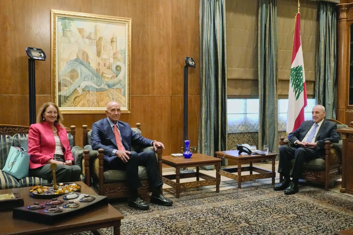 المبعوث الأميركي توم براك والسفيرة الأميركية لدى بيروت يجتمعان مع رئيس البرلمان نبيه بري (أ.ب)
