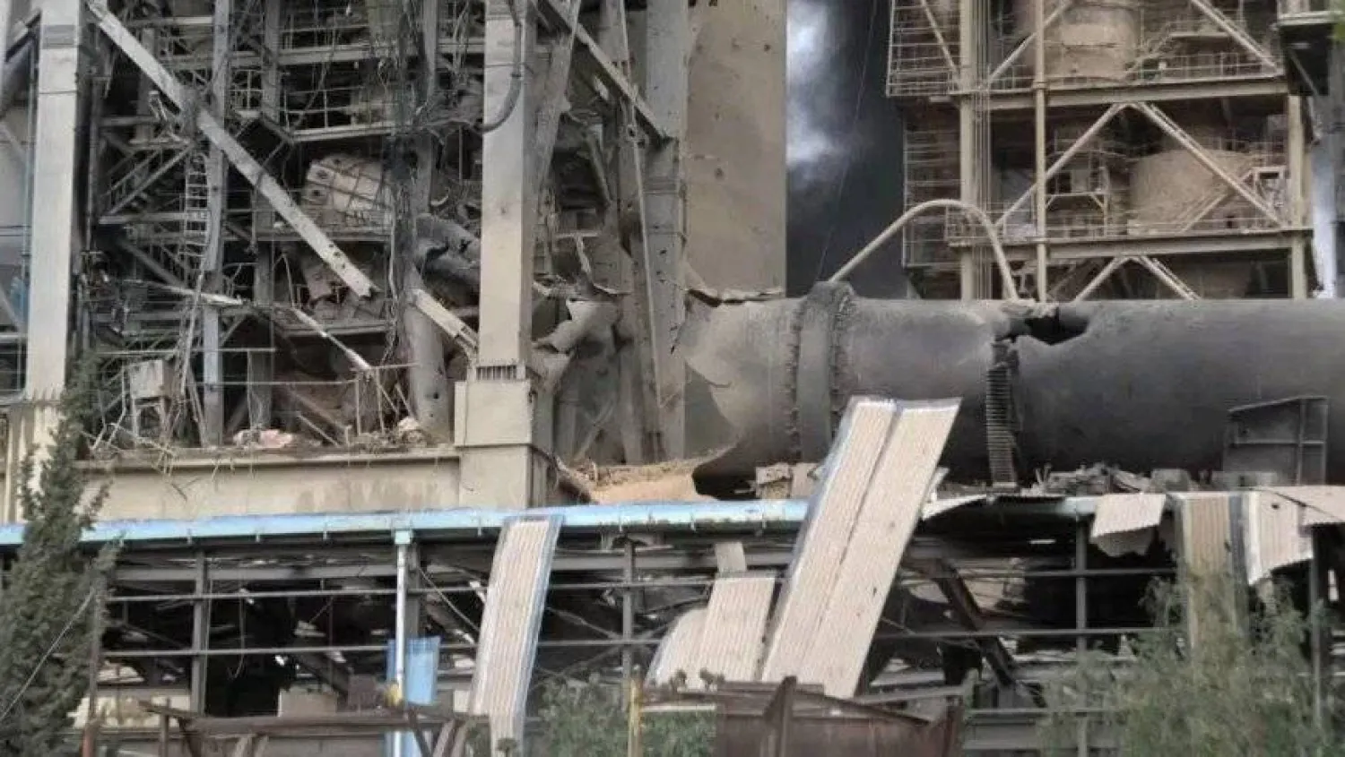 غارة إسرائيلية على مصنع «أسمنت عمران» (إكس)