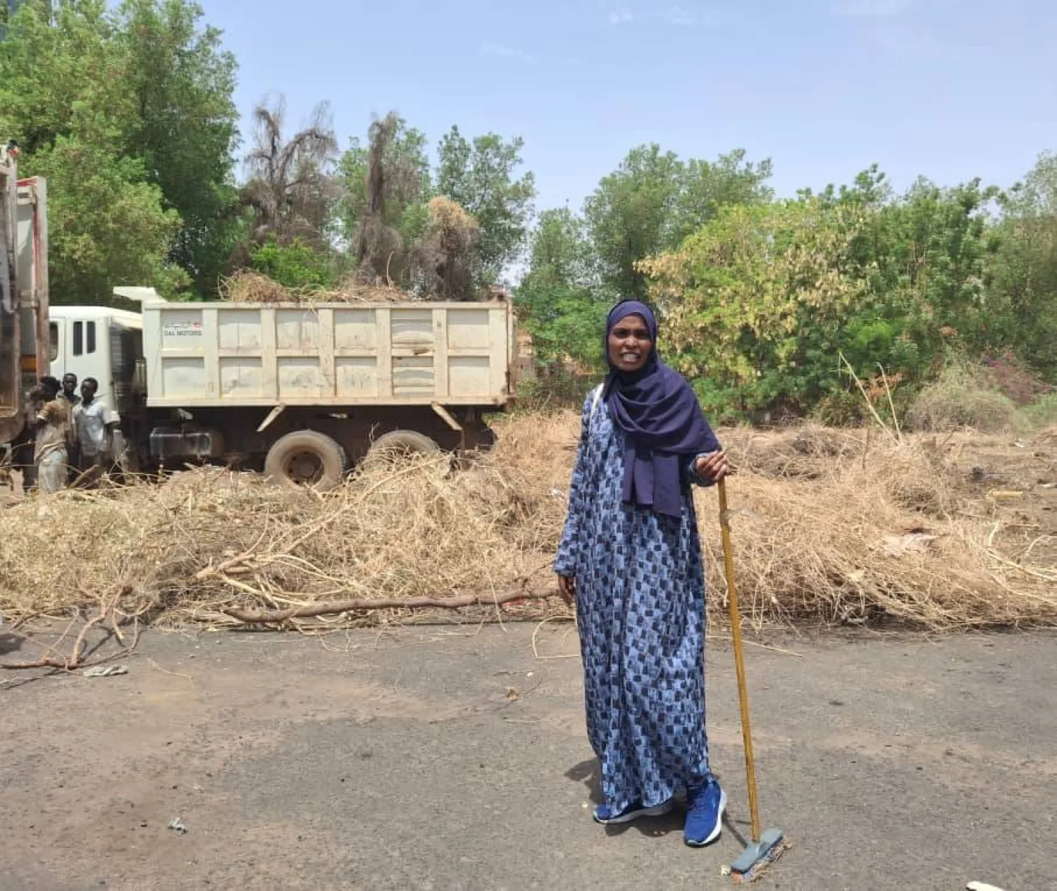 الشابة قسمة علي تشارك في تنظيف محيط المبنى (الشرق الأوسط)