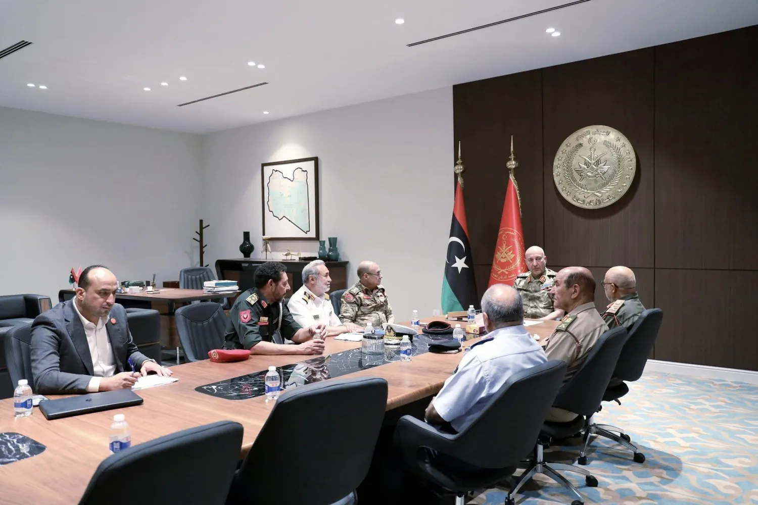 الحداد مجتمعاً مع «لجنة متابعة تنفيذ وتثبيت الهدنة» بالعاصمة (رئاسة الأركان بغرب ليبيا)