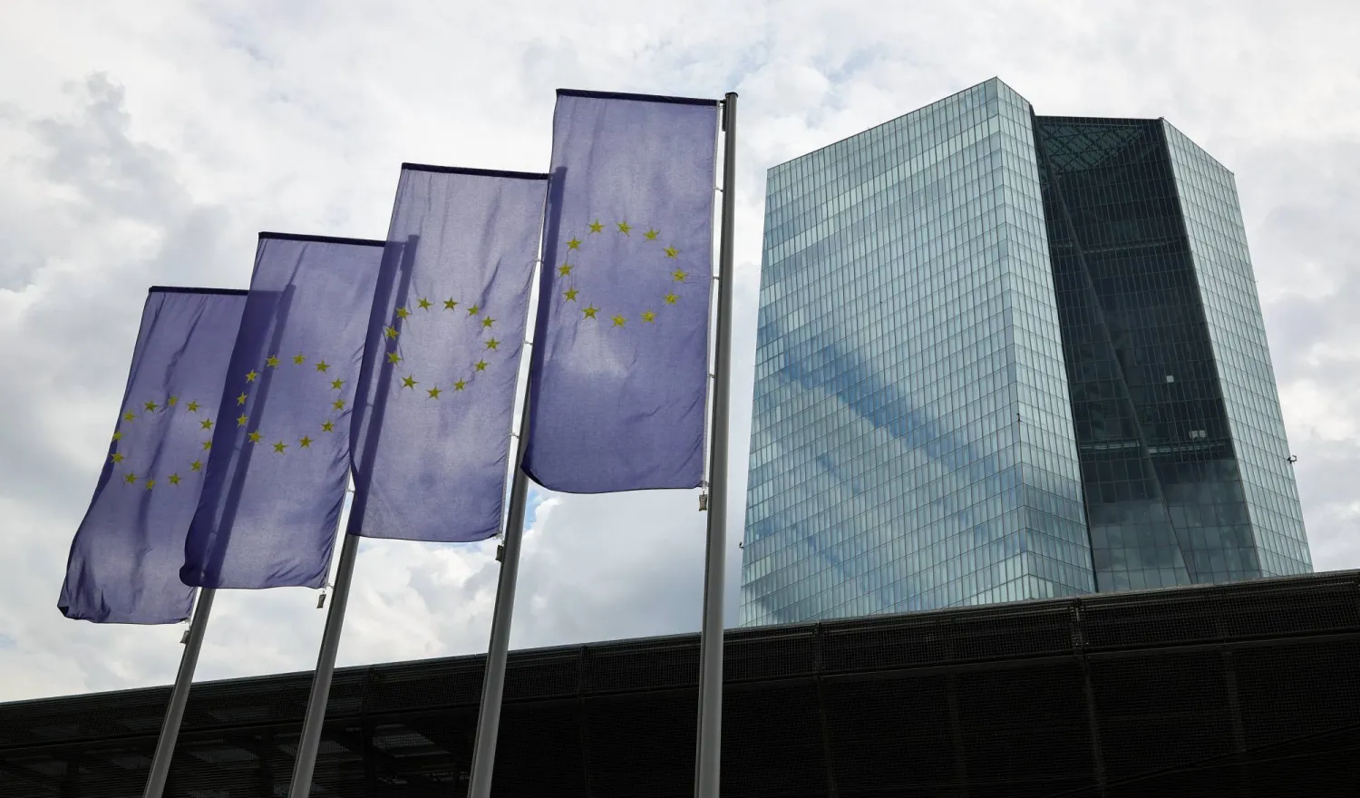 أعلام الاتحاد الأوروبي ترفرف قرب مبنى البنك المركزي الأوروبي في فرانكفورت (إ.ب.أ)