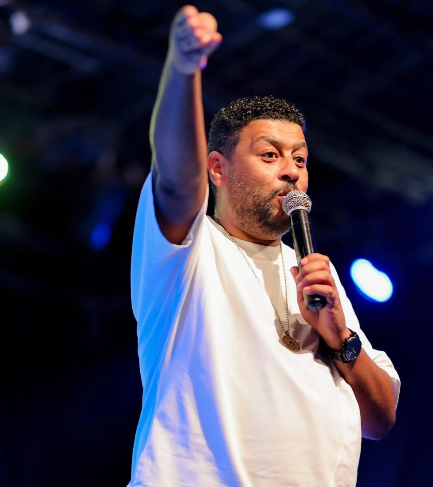 محمد جمعة على خشبة المسرح مطرباً (حسابه على «فيسبوك»)