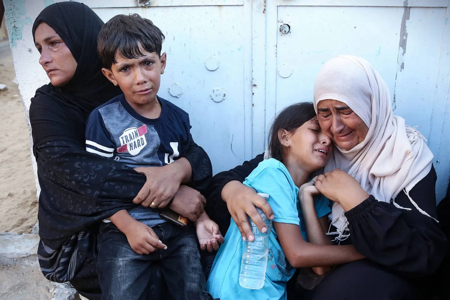 عائلة تبكي على قريب لها قُتل بالقصف الإسرائيلي على مواصي خان يونس (أ.ف.ب)