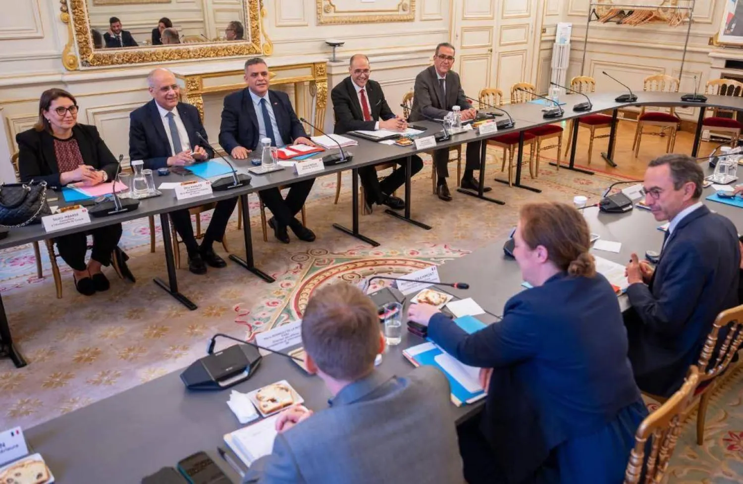 جانب من محادثات وزير الداخلية التونسي والوفد المرافق له مع عدد من كبار المسؤولين الحكوميين والأمنيين في باريس (متداولة)