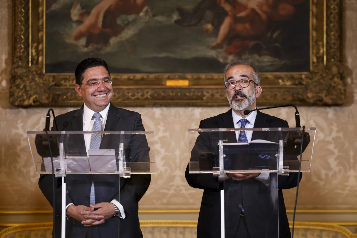 جانب من مباحثات الوزير المغربي ناصر بوريطة مع نظيره البرتغالي باولو رانجيل في لشبونة حول قضية الصحراء (إ.ب.أ)