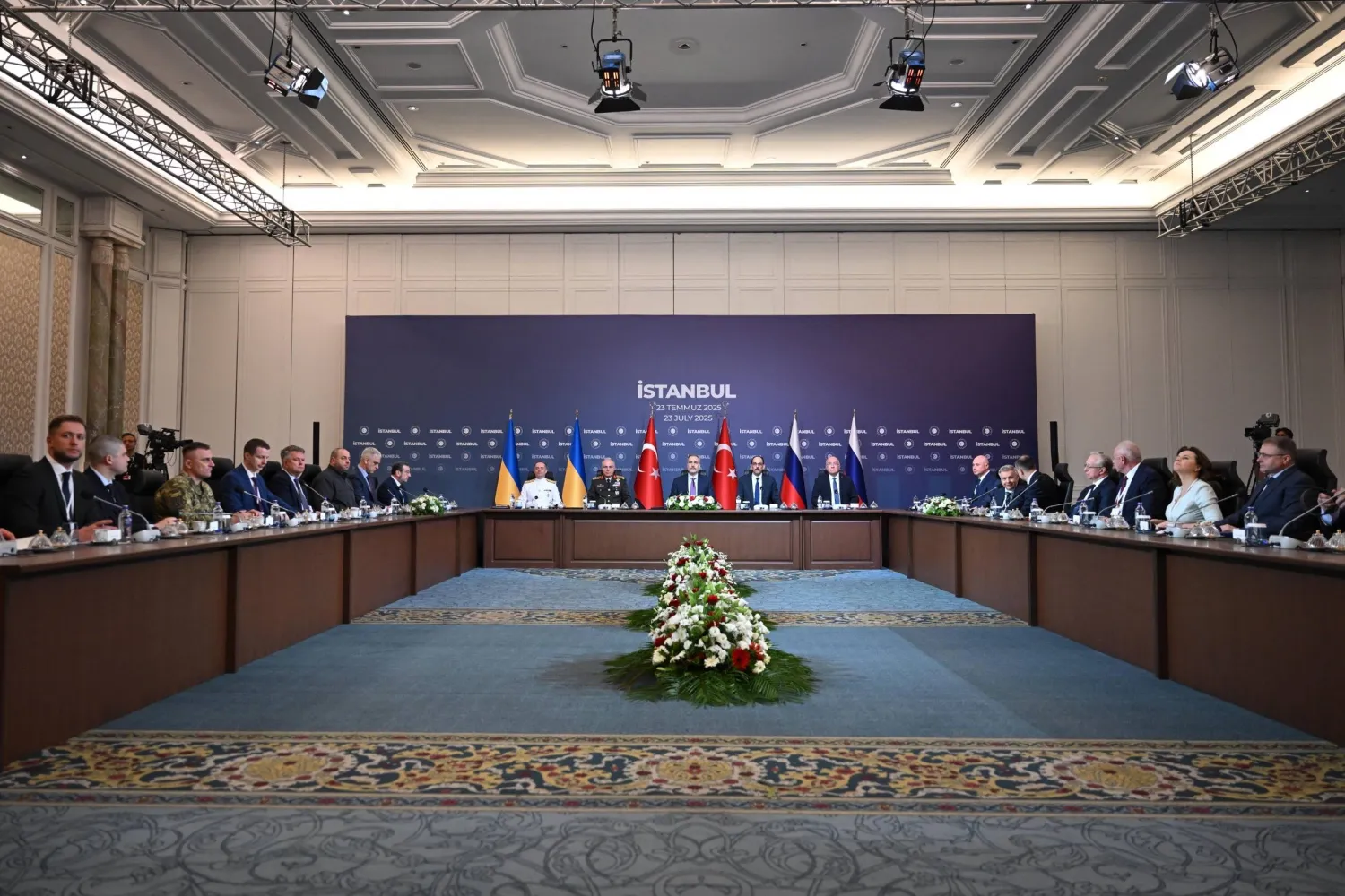 وزير الخارجية التركي يتوسط الطرفين الأوكراني (يسار) والروسي (يمين) (إ.ب.أ)
