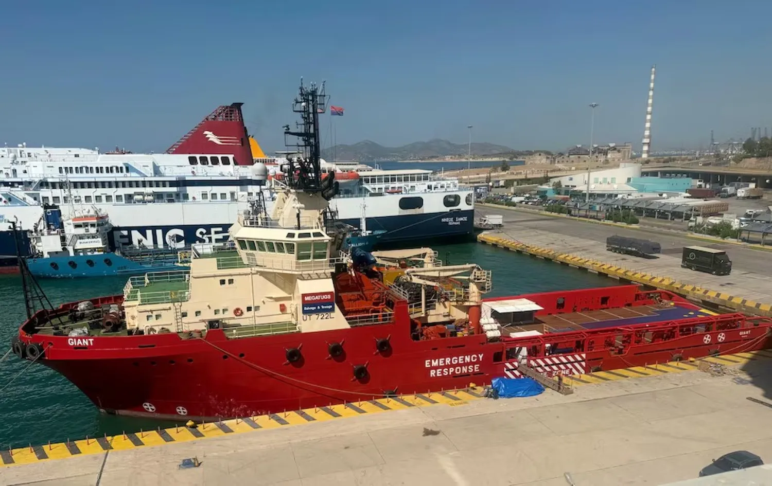 سفينة الإنقاذ اليونانية «العملاقة» ترسو في ميناء بيرايوس قبل الإبحار إلى البحر الأحمر للمساعدة في الحوادث البحرية (رويترز)