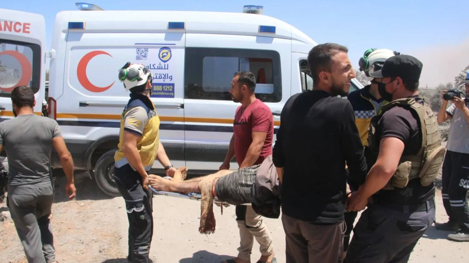 فِرق «الدفاع المدني السوري» تنتشل جثامين الضحايا في معرة مصرين (حساب «إكس»)