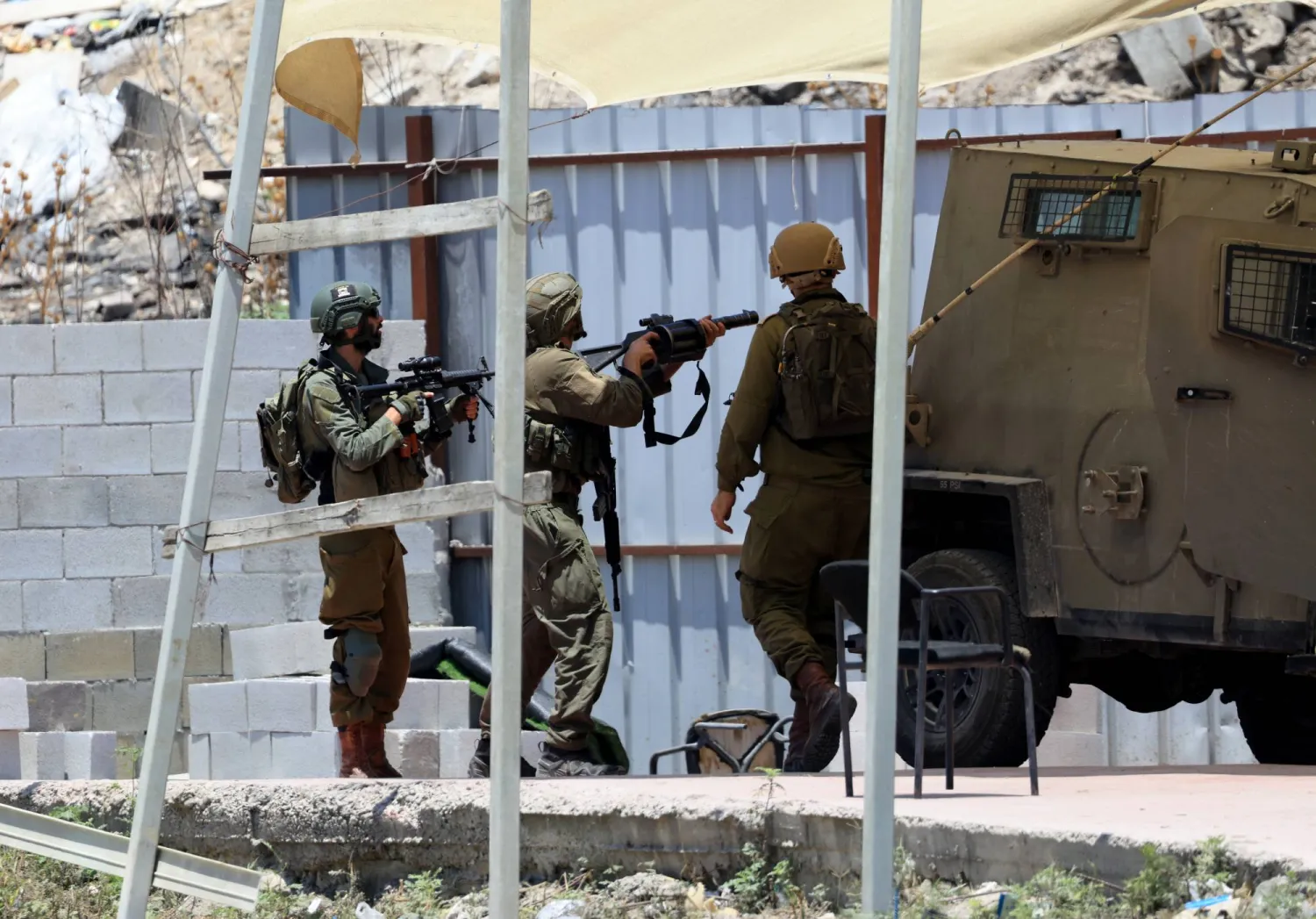 جنود إسرائيليون خلال عملية عسكرية في نابلس بالضفة الغربية (إ.ب.أ)