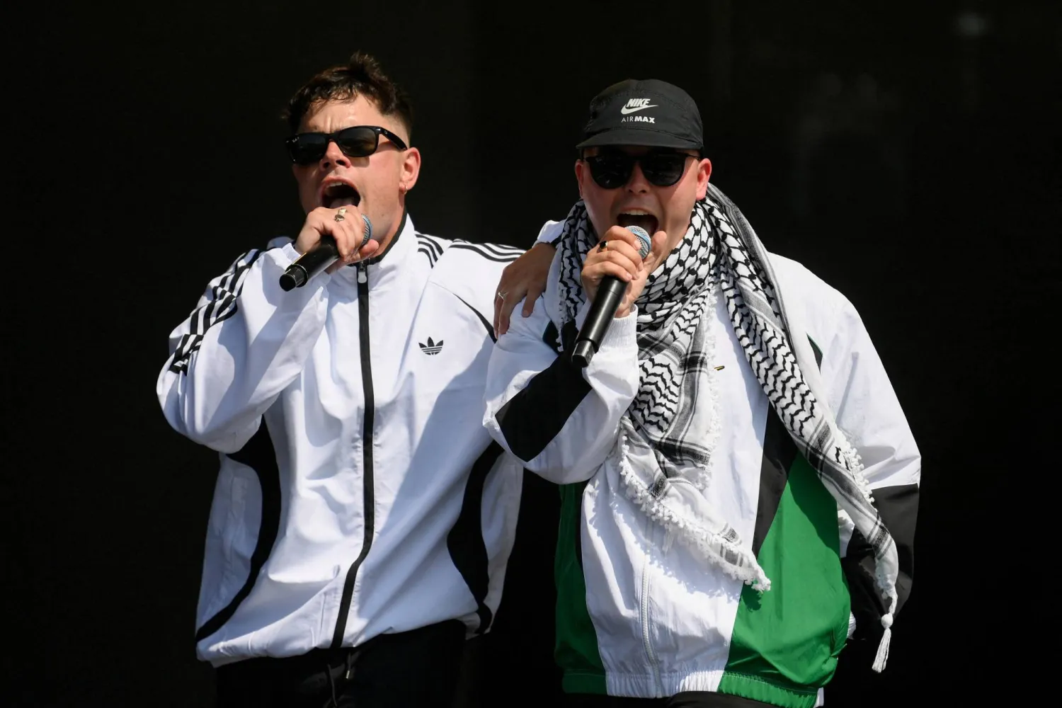 «موغلي باب» و«مو شارا» عضوا فرقة الراب «نيكاب» خلال عرض غنائي في مهرجان «غلاستونبري» في بريطانيا 28 يونيو (حزيران) 2025 (رويترز)