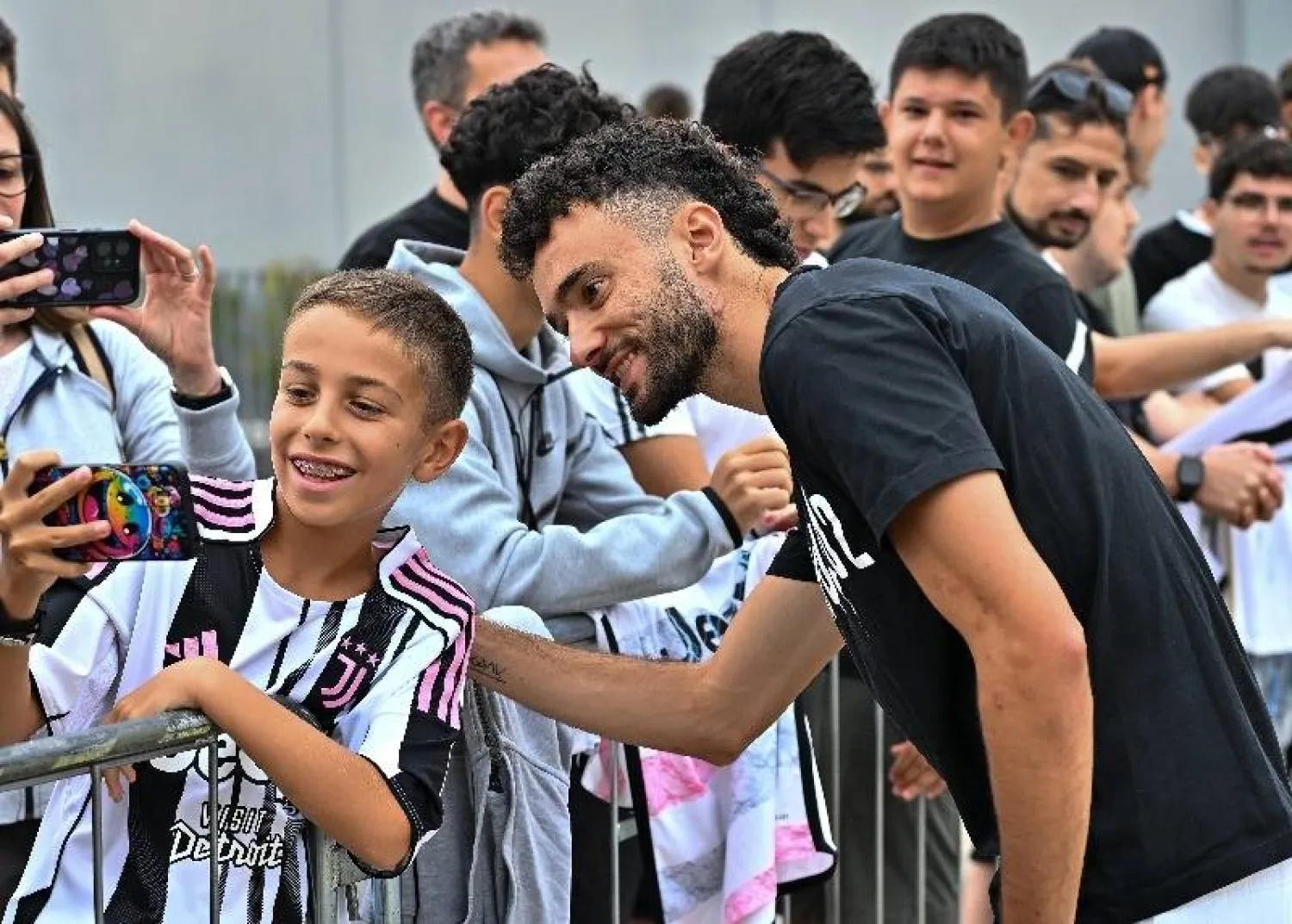 طفل من أنصار يوفنتوس يطلب التقاط صورة مع البرتغالي ماريو (نادي يوفنتوس)