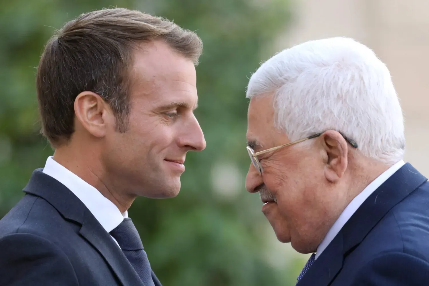Fransa Cumhurbaşkanı Emmanuel Macron, Filistin Devlet Başkanı Mahmud Abbas ile birlikte (Arşiv – AFP)