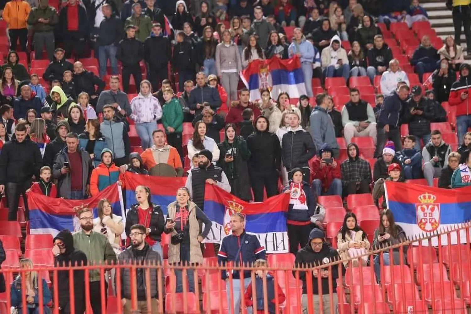 جماهير صربيا عوقبت بسبب تصرفات عنصرية (الشرق الأوسط)