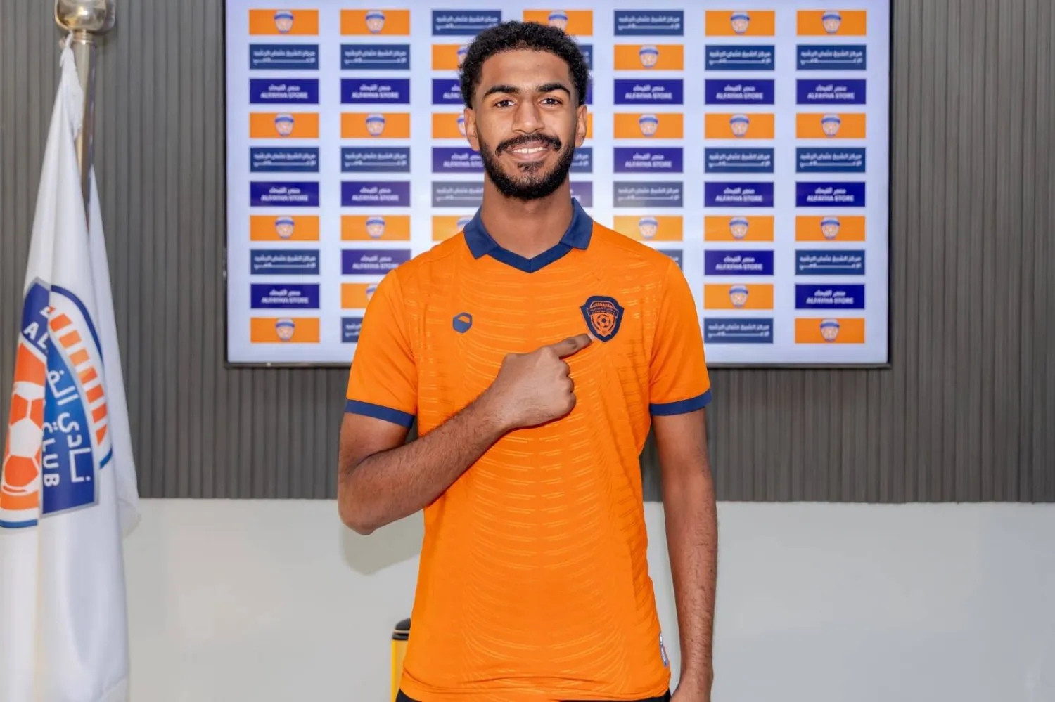 النخلي بشعار الفيحاء بعد توقيع العقد (نادي الفيحاء)