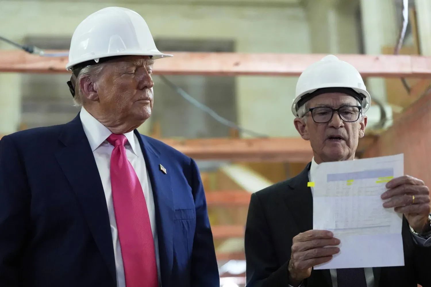 Trump bugün Washington'daki Federal Rezerv binasını gezerken, yanında Powell da harcama programını inceliyor (AP)