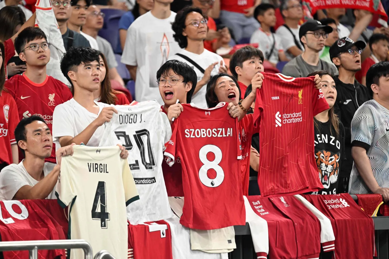 مشجعو ليفربول خلال حصة تدريبية للفريق في ملعب كاي تاك في هونغ كونغ (أ.ف.ب)
