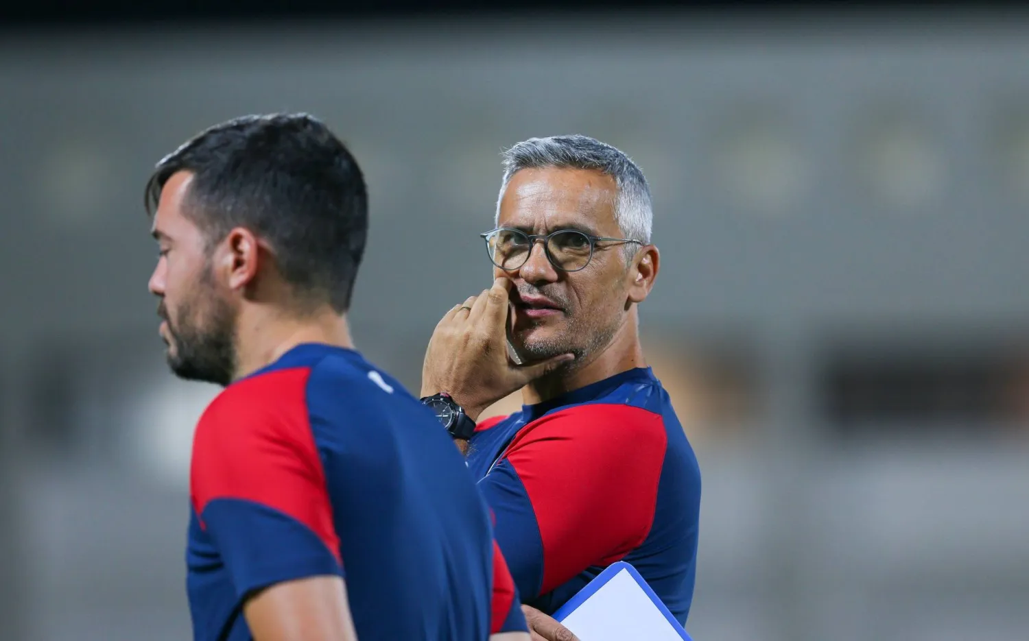 البرتغالي أرماندو خلال إشرافه على تدريبات ضمك (نادي ضمك)