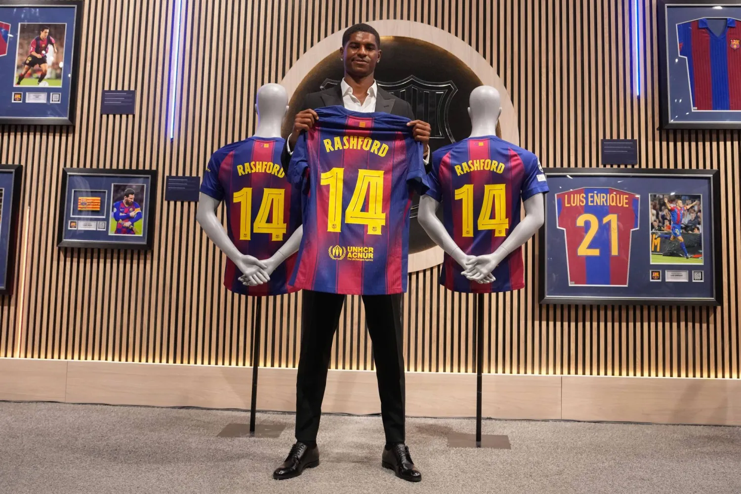 راشفورد يستعرض قميص برشلونة رقم 14 خلال تقديمه لجماهير النادي الكتالوني بعد انتقاله معارا من يونايتد (ا ب ا)