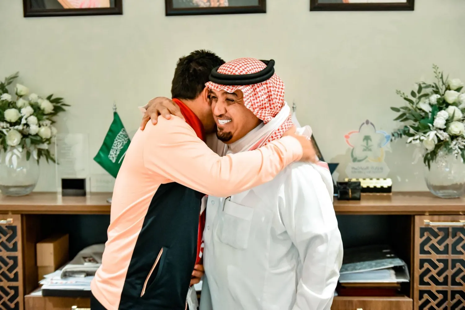 محمد الخليفة رئيس الخلود يودع المدرب كوزمين بعد إنهاء عقده بالتراضي عقب استحواذ الشركة الأميركية (نادي الخلود)