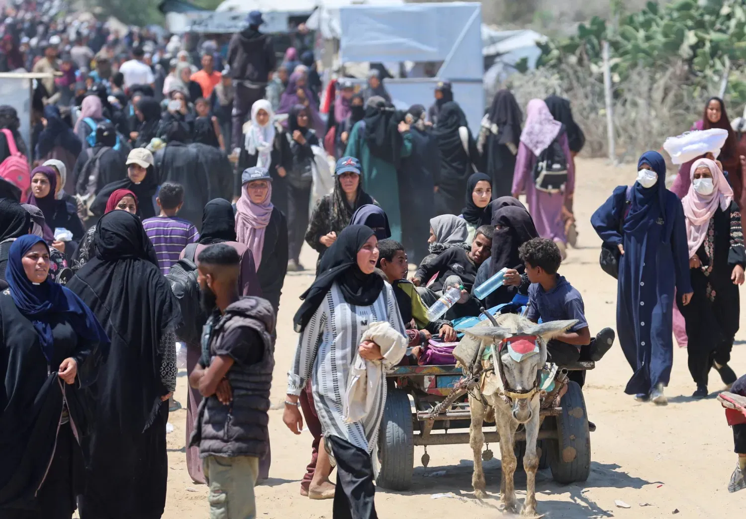 Refah yakınlarındaki bir yardım dağıtım merkezinin yakınındaki Filistinliler (Reuters)