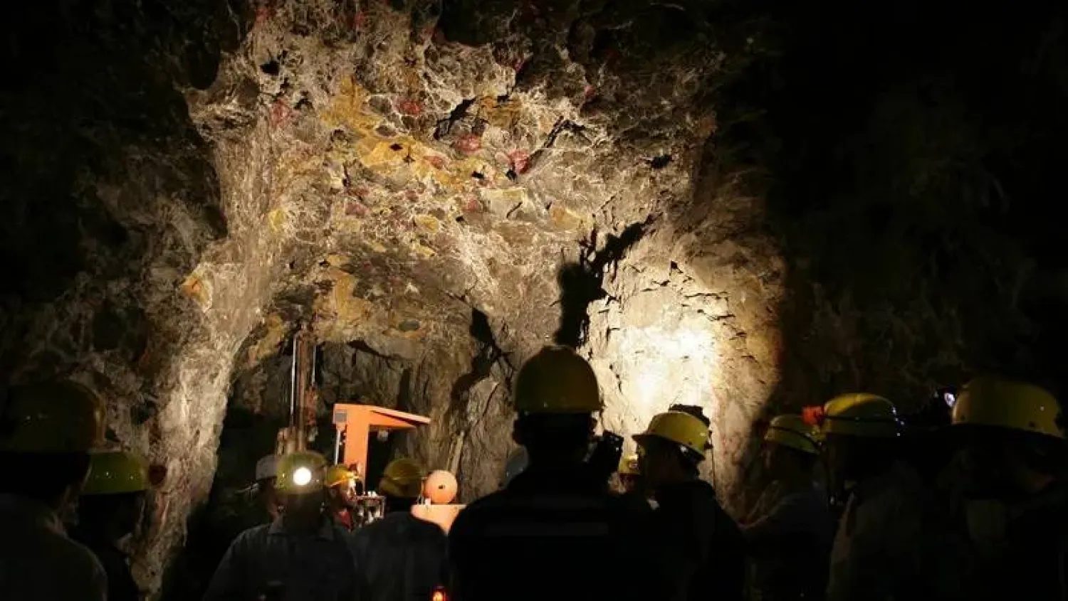 Miners works in the Al Amar gold mine, 200km (124 miles) southwest of Riyadh, May 28, 2008. (Reuters)