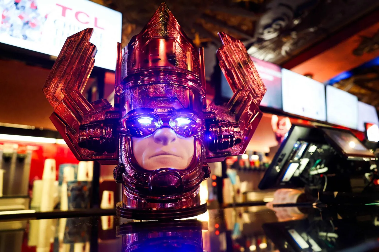 وعاء فشار على شكل شخصية «غالاكتوس» من فيلم «فانتاستيك فور» من «مارفل» يظهر في كاليفورنيا (أ.ف.ب)