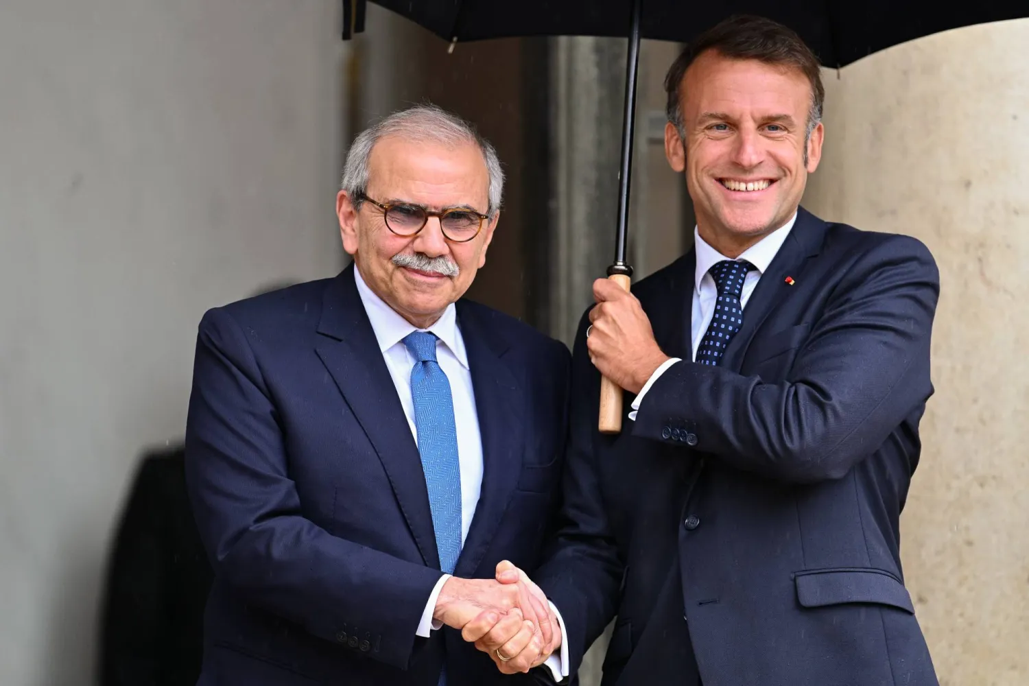 الرئيس الفرنسي إيمانويل ماكرون (يمين) يرحب برئيس الوزراء اللبناني نواف سلام قبل لقائهما في قصر الإليزيه (د.ب.أ)