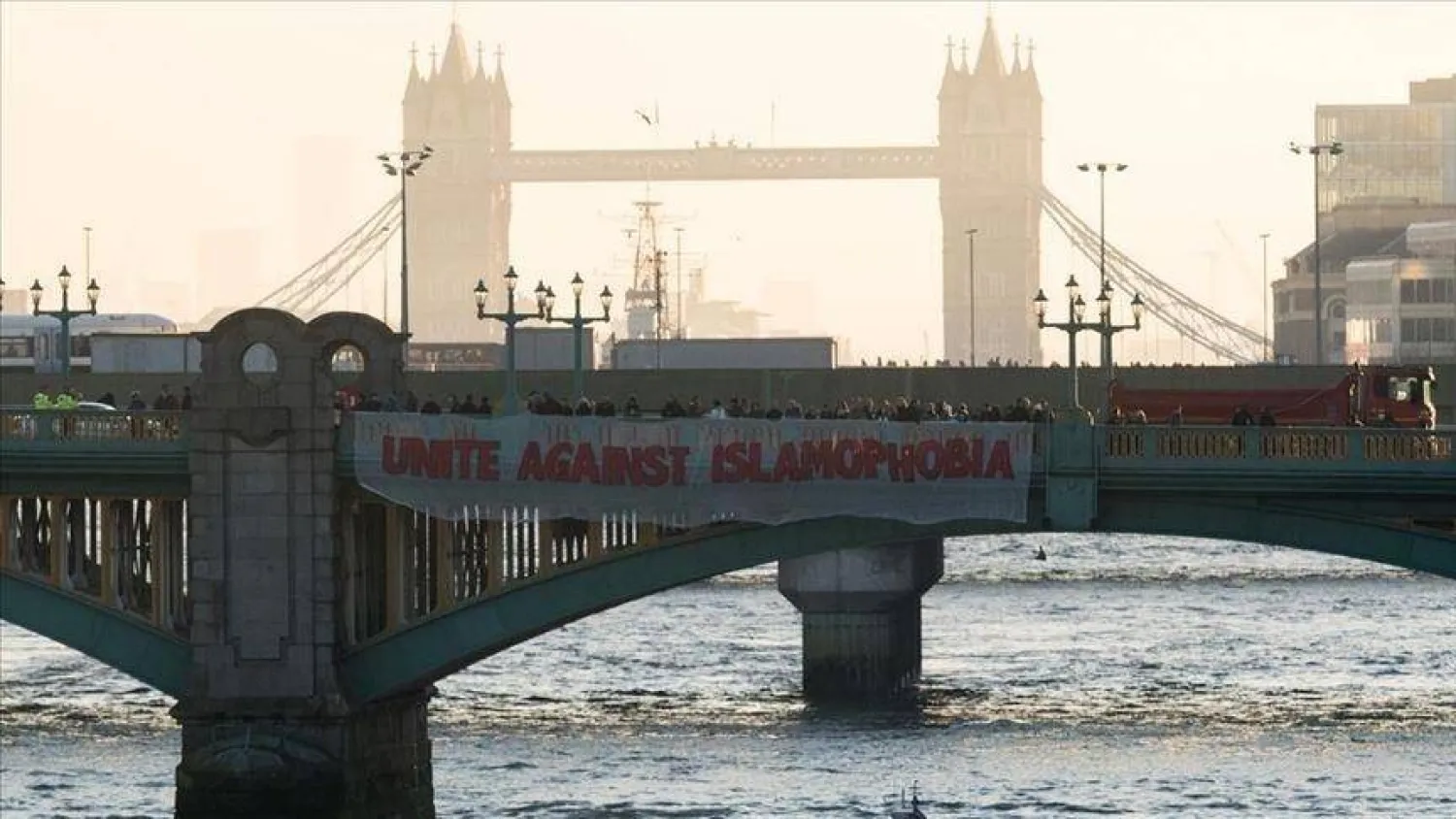 أظهرت نتائج استطلاع للرأي أن 7 من كل 10 مسلمين في بريطانيا يتعرضون لممارسات الإسلاموفوبيا في أماكن عملهم (متداولة)