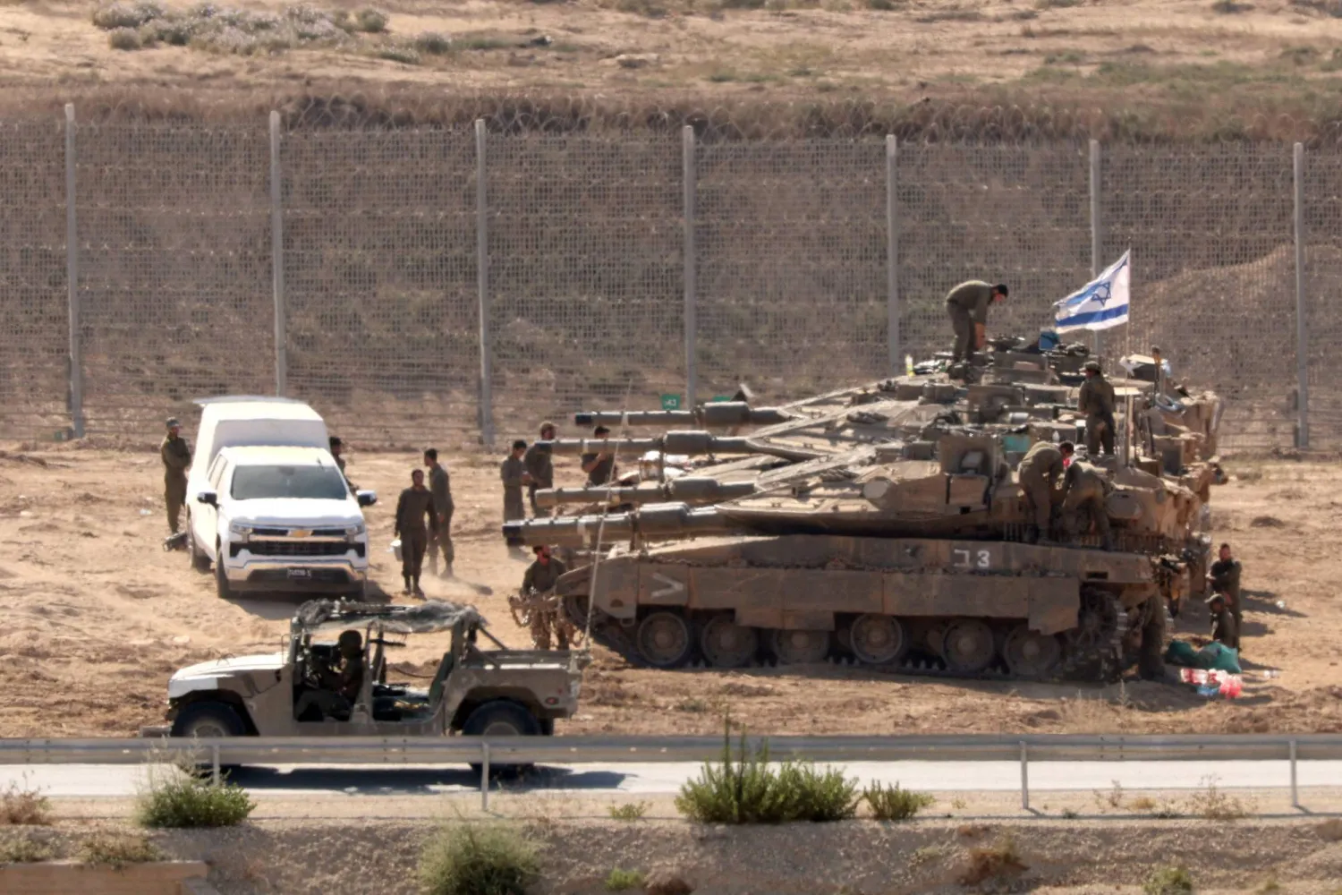 دبابات إسرائيلية على حدود قطاع غزة (أ.ف.ب)