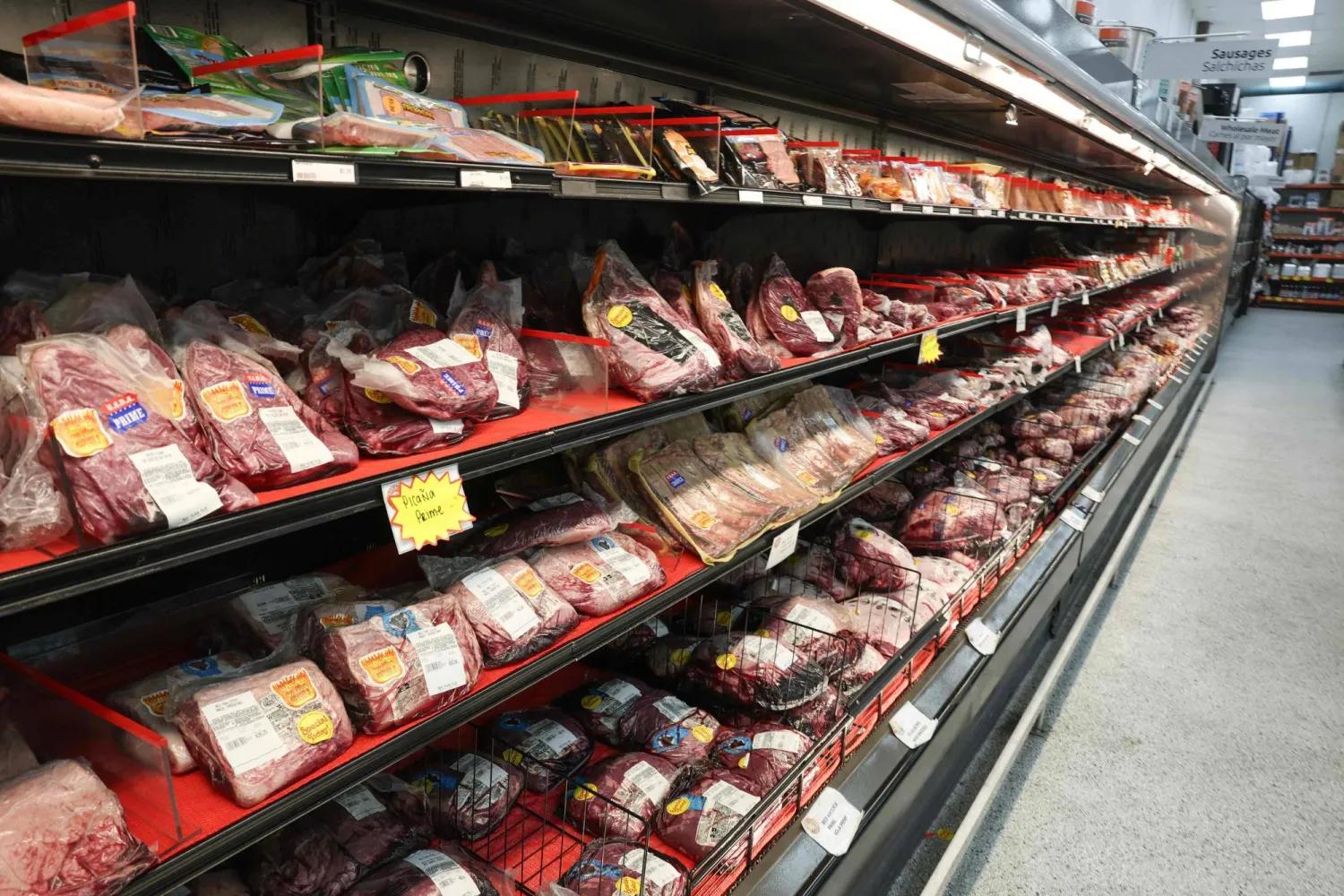 منتجات لحوم أميركية في أحد المتاجر بمدينة ميامي في ولاية فلوريدا الأميركية (أ.ف.ب)