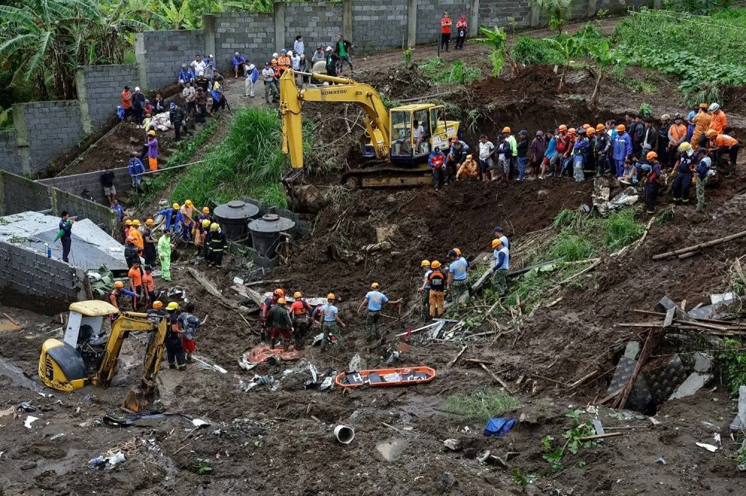 Emergency responders retrieve the body of a worker a day after a landslide hit a construction site following days of typhoon-driven rains, in Cavite province, south of Manila, Philippines, 25 July 2025. (EPA)