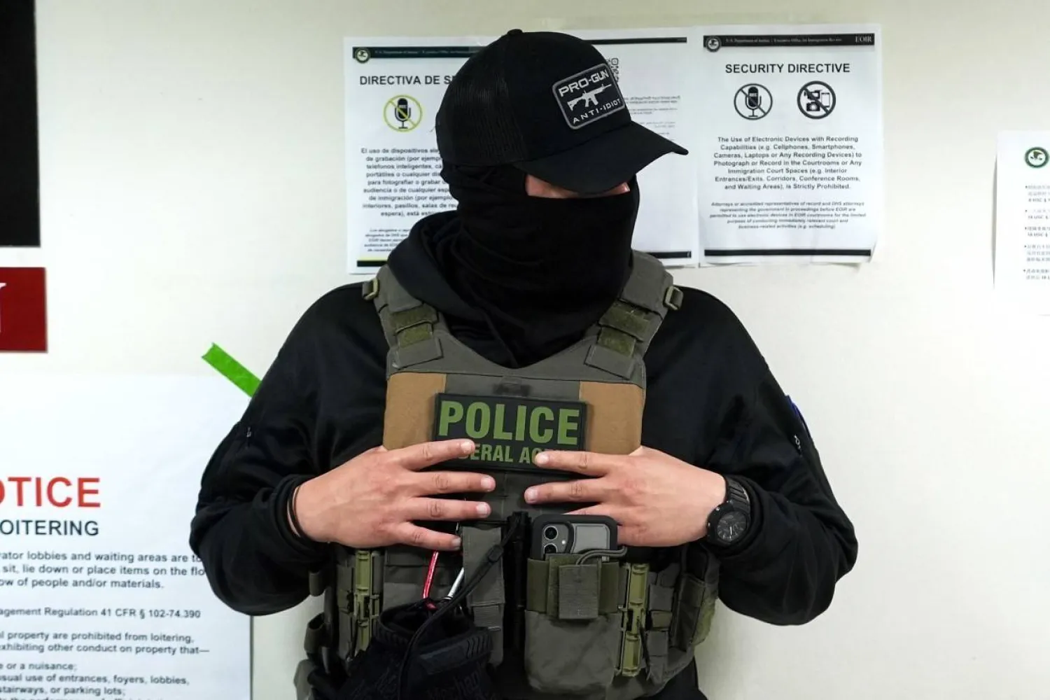 عميل مقنع من دائرة الهجرة والجمارك الأميركية في نيويورك في يونيو (غيتي)