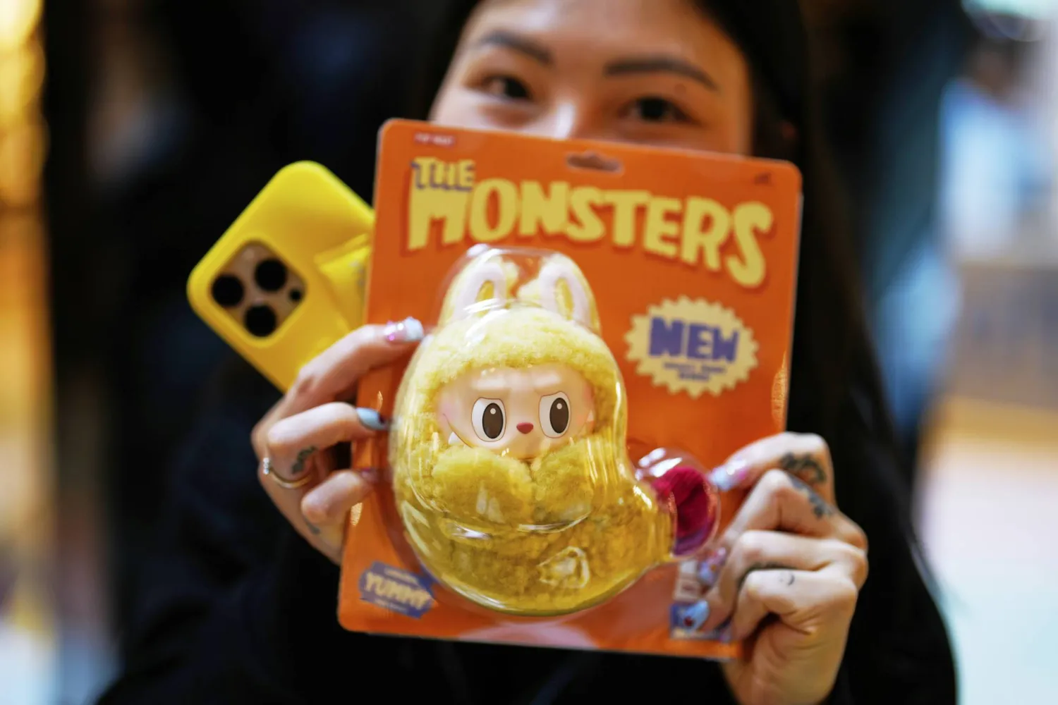 هوس جماعي بالدمية «اللطيفة والقبيحة» (أ.ب)