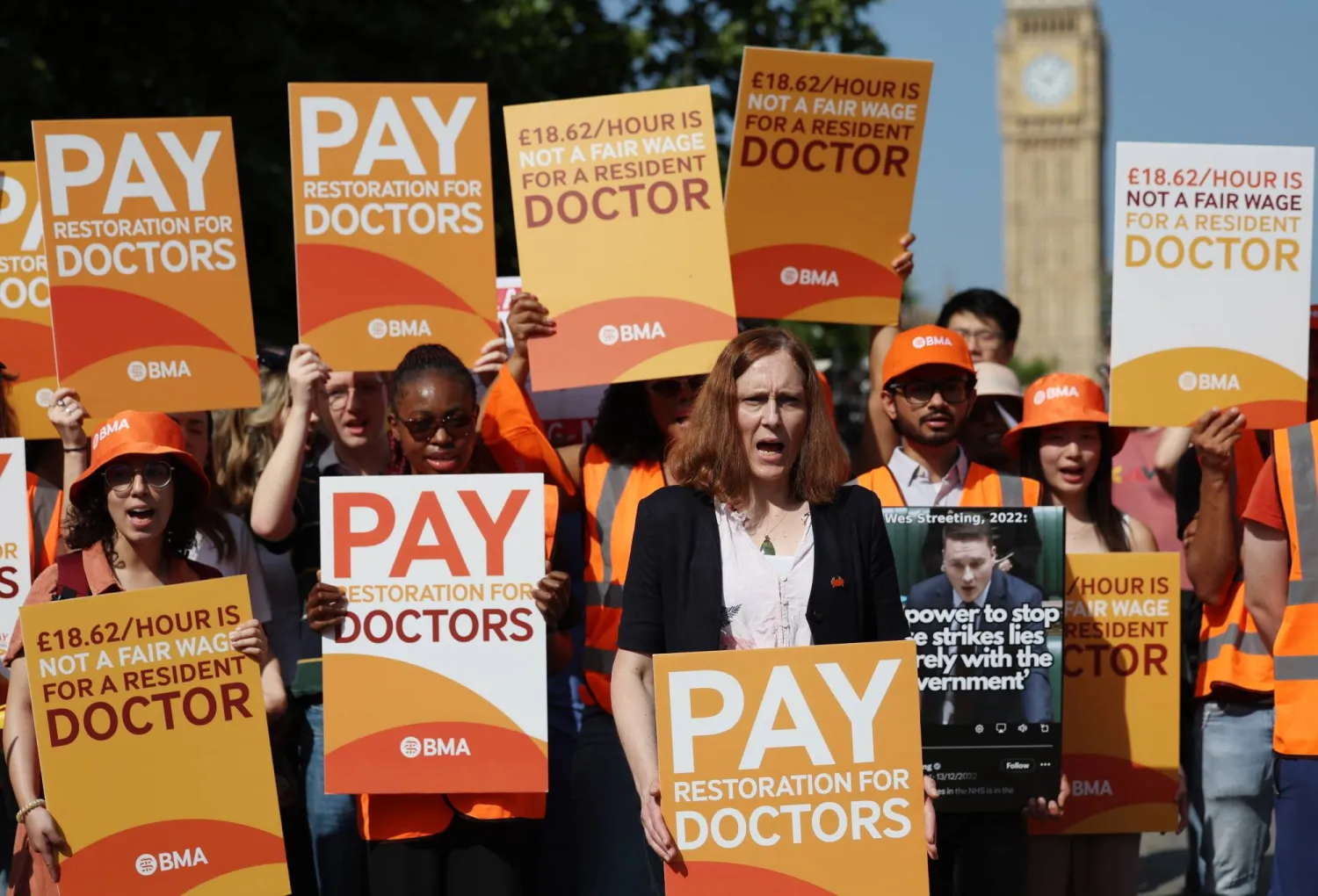 أطباء بريطانيون في مظاهرة تطالب برفع الأجور بوسط العاصمة لندن يوم الجمعة (إ.ب.أ)