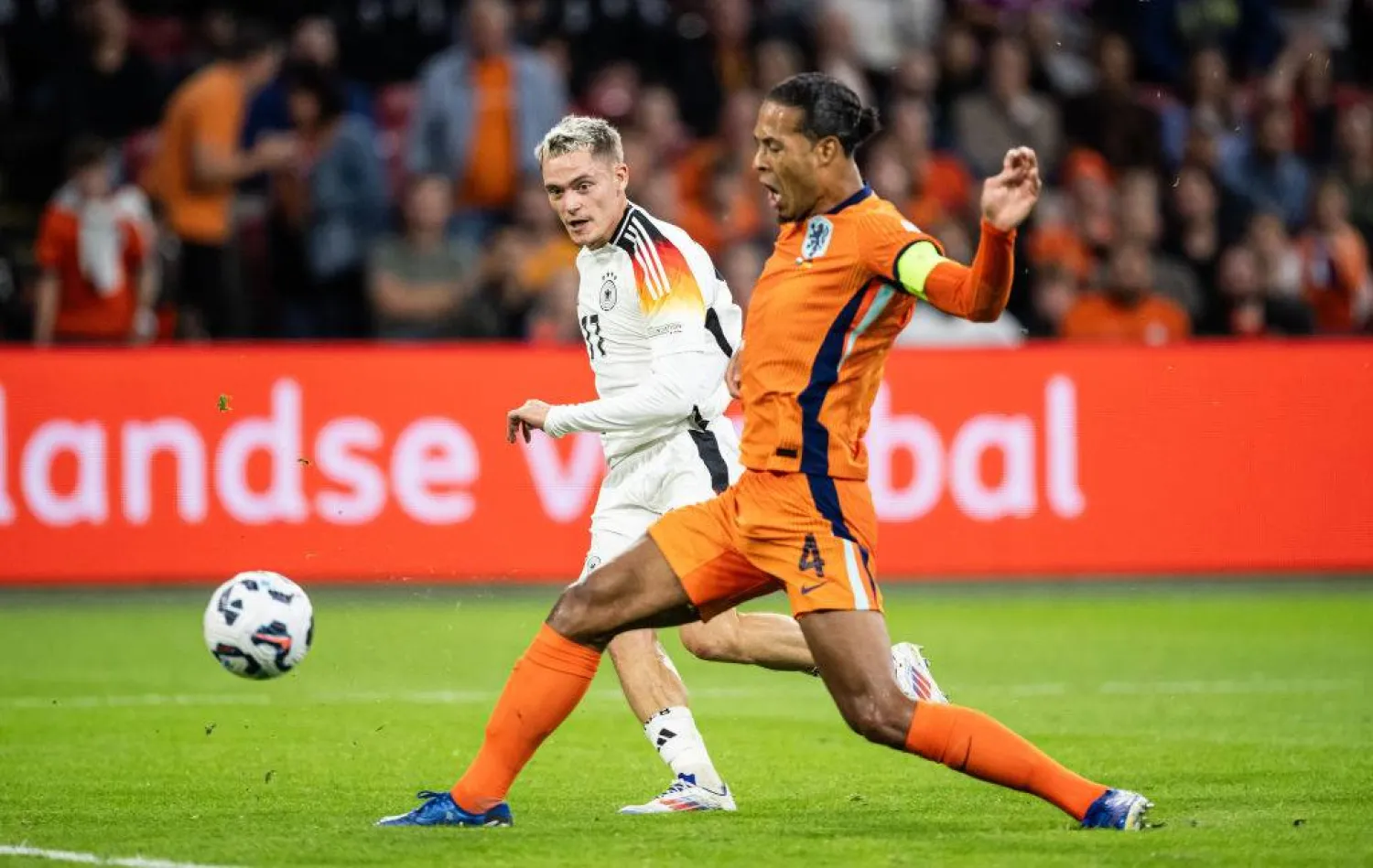 قائد ليفربول الهولندي فيرجيل فان دايك مع الألماني فلوريان فيرتز في مباراة منتخبيهما (وسائل إعلام عالمية)